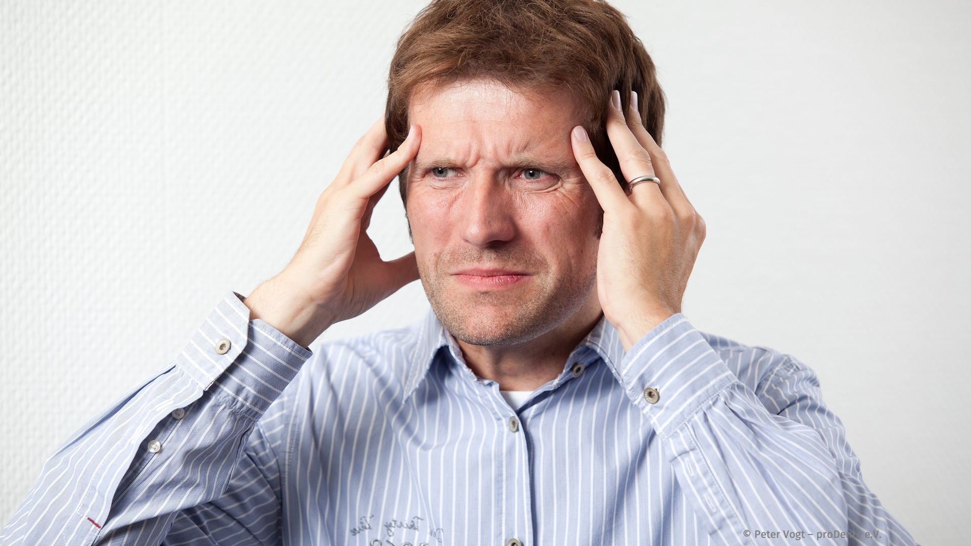 Häufige Kopf- und Schläfenschmerzen sind ein typisches Symptom für eine CMD. Sie werden oft für 